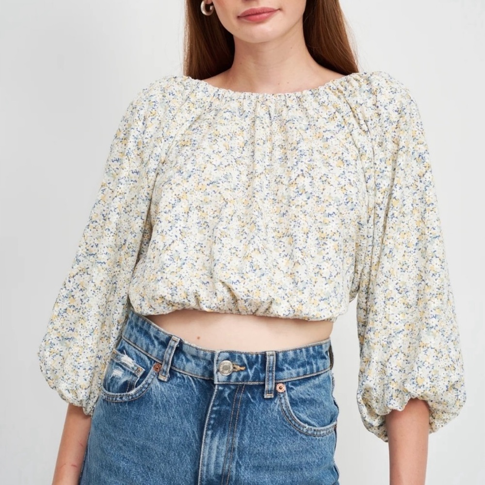 En Saison Orielle floral top. Cropped. Balloon 3/4 sleeves. Size L. Feminine